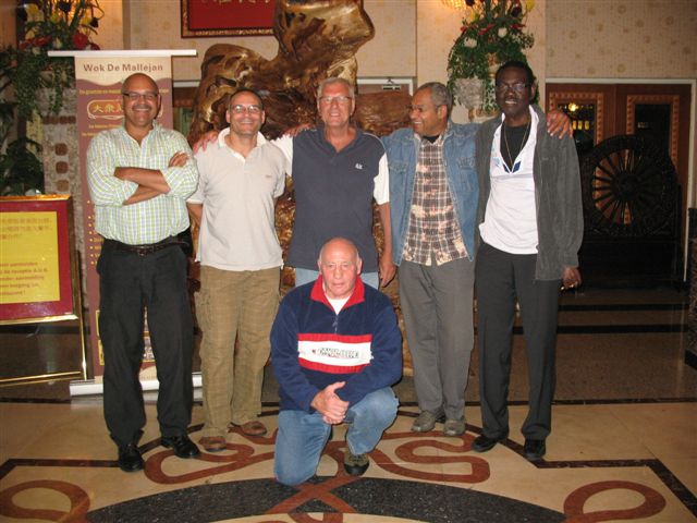 Diverse Kempo leraren. Van links naar rechts : Eddy van Ommeren, Orlando van Ommeren, Gerard van der Heuvel, Frank van Ommeren, Romo August, op de voorgrond Jan van Loveren